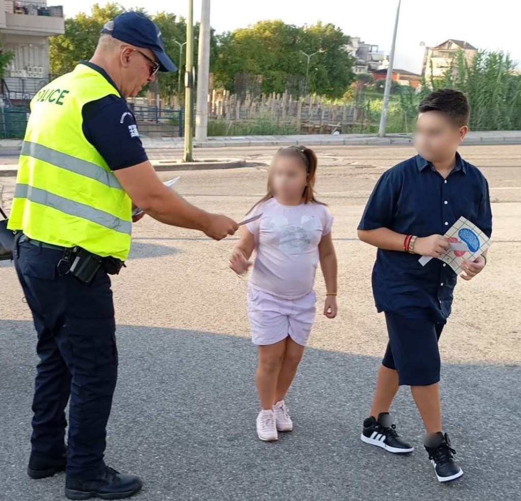 Ελληνική Αστυνομία: Διανομή ενημερωτικού υλικού κυκλοφοριακού περιεχομένου στους μαθητές της Δυτικής Ελλάδας