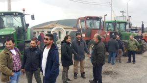 Συνεχίζουν τους συμβολικούς αποκλεισμούς του δρόμου Ακτίου – Βόνιτσας οι αγρότες