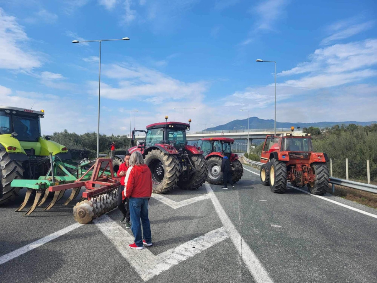 Την Ιόνια Οδό και τον κόμβο στο Χαλίκι έκλεισαν οι αγρότες της Αιτωλοακαρνανίας (εικόνες)