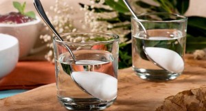 Το ρετρό γλυκό με τη μαστίχα και τη βανίλια που ξυπνά παιδικές αναμνήσεις επιστρέφει στα καφενεία