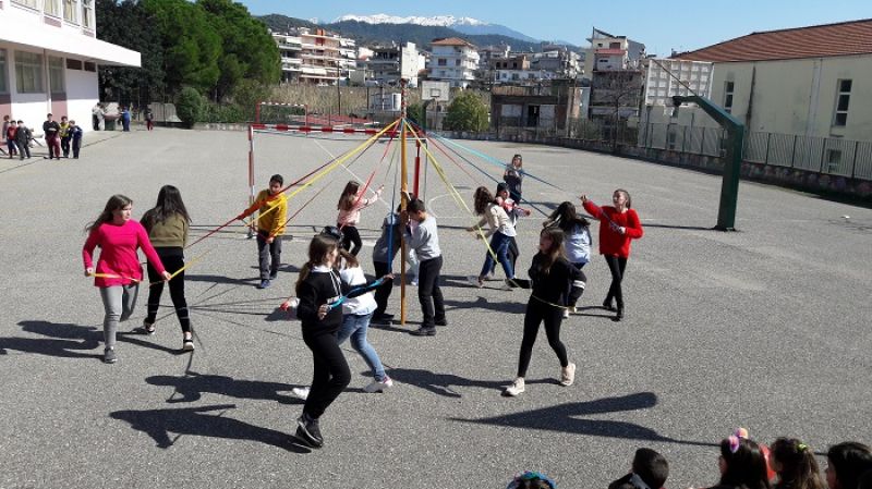Κέφι και χορός στο παραδοσιακό «γαϊτανάκι» του 1ου Δημοτικού Σχολείου Αγίου Κωνσταντίνου (φωτο)