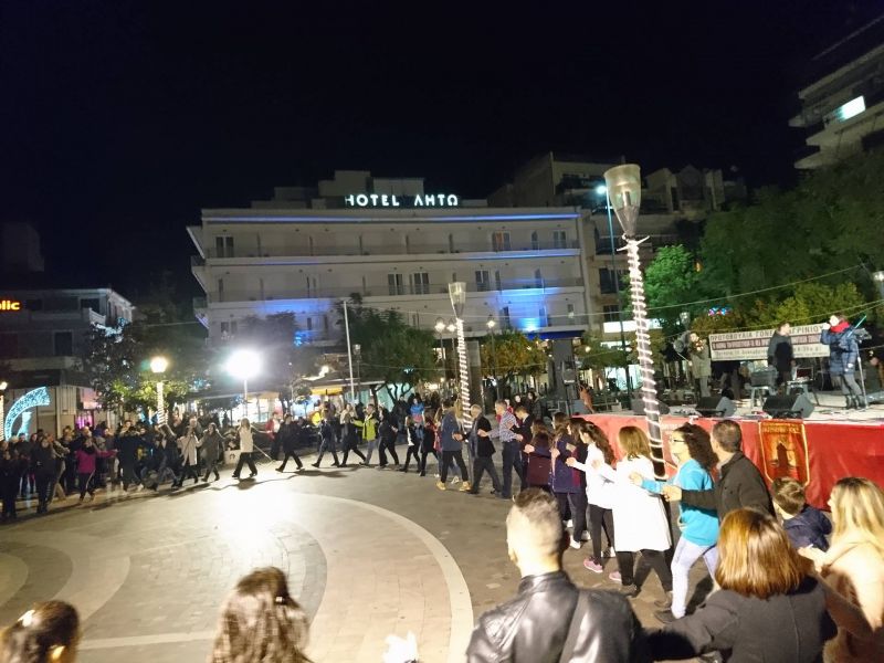 Μεγάλη επιτυχία είχε το Χριστουγεννιάτικο Παραδοσιακό γλέντι» στην Πλατεία Δημοκρατίας στο Αγρίνιο