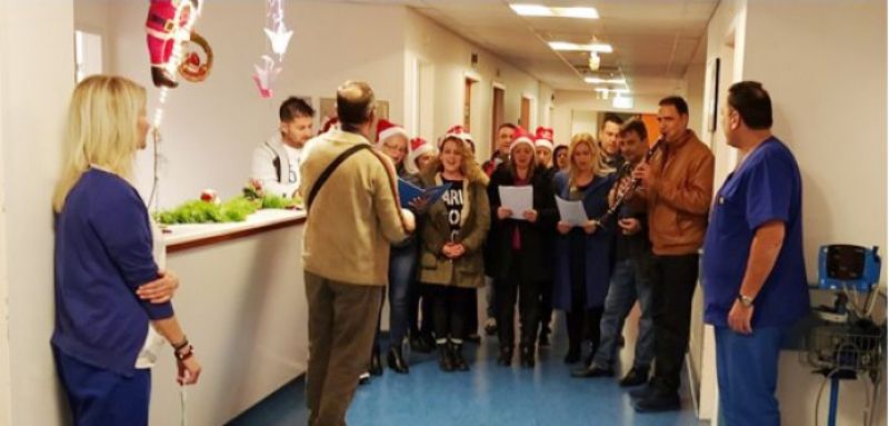 Χριστουγεννιάτικα κάλαντα από τη χορωδία του ΣΔΕ Αγρινίου στην παιδιατρική του Νοσοκομείου Αγρινίου