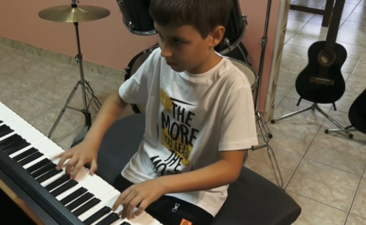 Ένα μουσικό «θαύμα» στην Αμφιλοχία – Ο Μιχάλης παίζει «Tarantela» και εντυπωσιάζει (video)