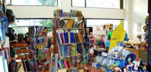 Το κοινωνικό παντοπωλείο του δήμου Ναυπακτίας ευχαριστεί τα βιβλιοπωλεία της πόλης για τις προσφορές τους σε σχολικά είδη