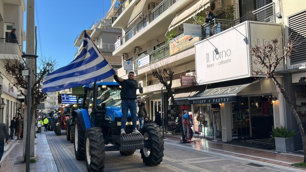 Μαζική η συγκέντρωση των αγροκτηνοτρόφων στο κέντρο του Αγρινίου (φωτο, βίντεο)