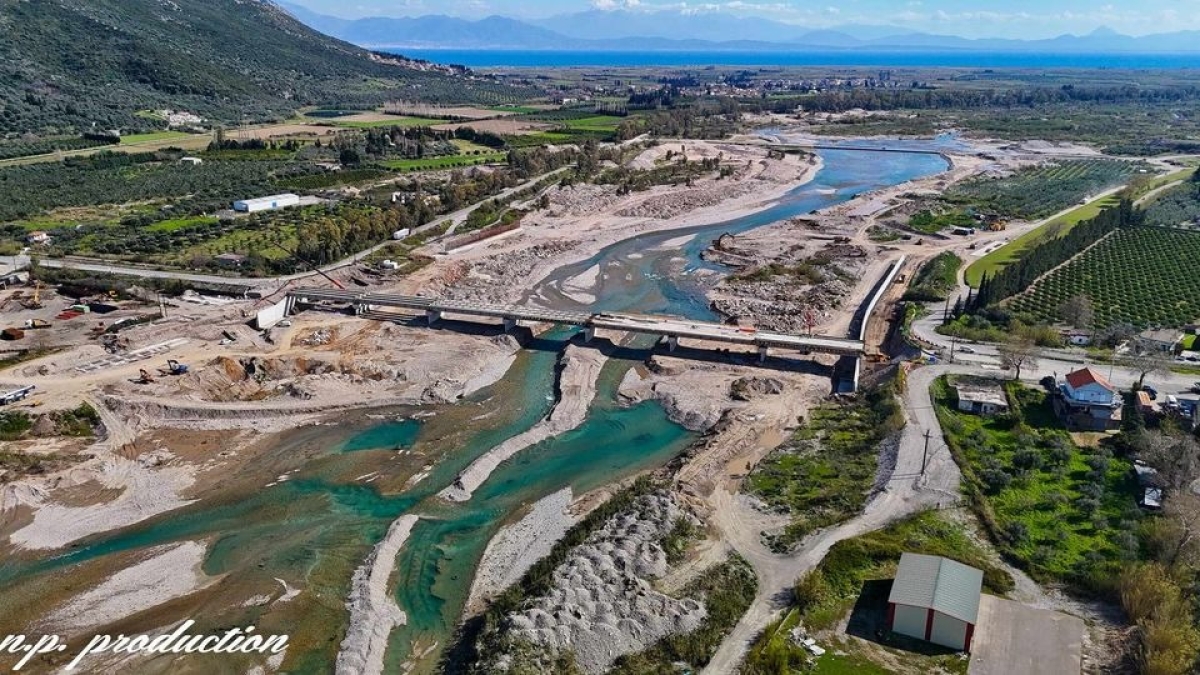 Προχωρούν γοργά τα έργα για τη νέα γέφυρα του Ευήνου: Δείτε βίντεο με την εξέλιξή τους