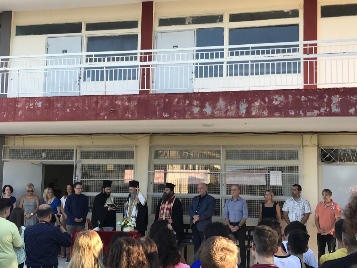 Μαζί με τους μαθητές στον αγιασμό ο Δήμαρχος Ι.Π. Μεσολογγίου, Κώστας Λύρος χαιρέτησε την έναρξη της νέας σχολικής περιόδου