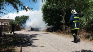 Αυτοκίνητο κάηκε ολοσχερώς στα Καλύβια (φωτο)
