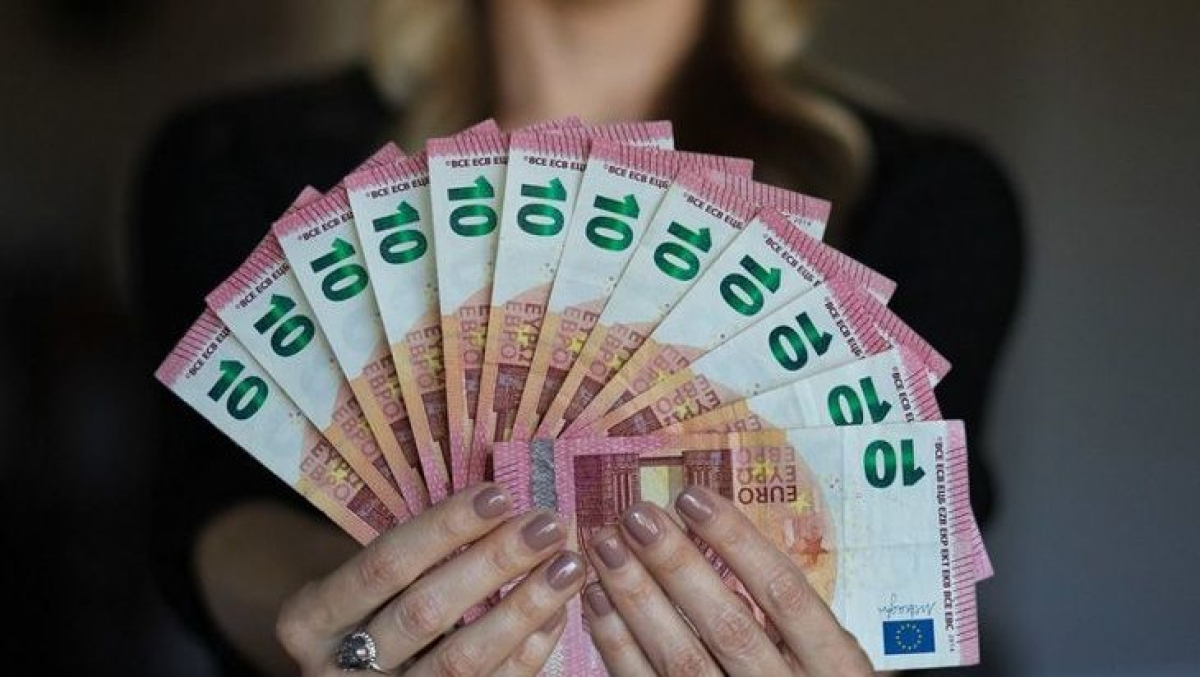 Επίδομα 250 ευρώ: Με εισοδηματικά κριτήρια οι δικαιούχοι – Ποιοι θα το λάβουν διπλό τα Χριστούγεννα