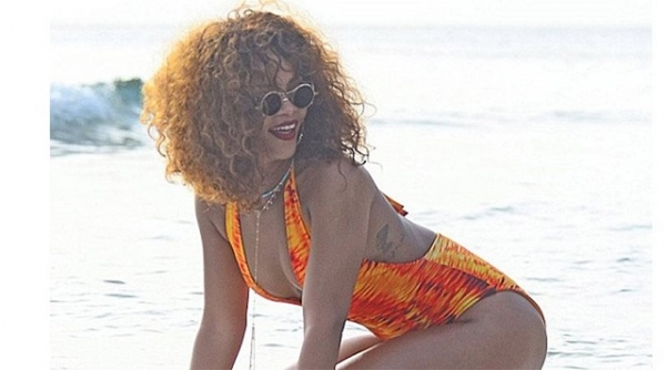 Rihanna: Θαλάσσια σπορ και σέξι πόζες στα Barbados