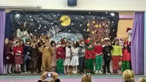 Με μεγάλη επιτυχία πραγματοποιήθηκε η θεατρική παράσταση «Η Ανάσσα των Χριστουγέννων» της Αριάδνης Δάντε από τους μαθητές και εκπαιδευτικούς του 23ου Νηπιαγωγείου Αγρινίου.