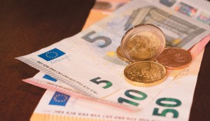 Δείτε πότε θα ξεκινήσουν οι πληρωμές για το επίδομα 100 ευρώ
