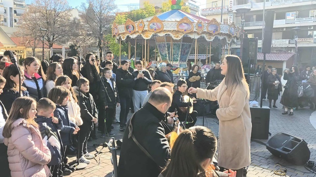 Αγρίνιο: Γιορτινές μελωδίες και κάλαντα από κατηχητικά του Καινούργιου στην Κεντρική Πλατεία