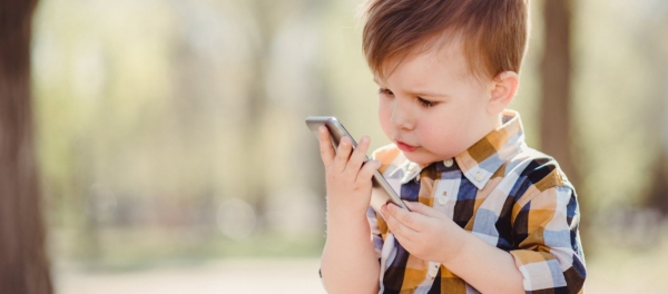 Να τι μπορείτε να κάνετε αν το παιδί σας περνάει πολλές ώρες στο κινητό