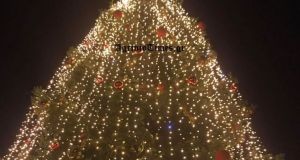 Αγρίνιο: Το άναμμα του Χριστουγεννιάτικου δέντρου (Βίντεο-Φωτό)