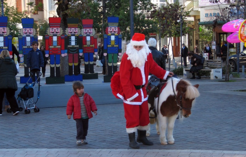 Βόλτα με το… μικρό πόνυ του Άι Βασίλη στο Αγρίνιο (ΦΩΤΟ)