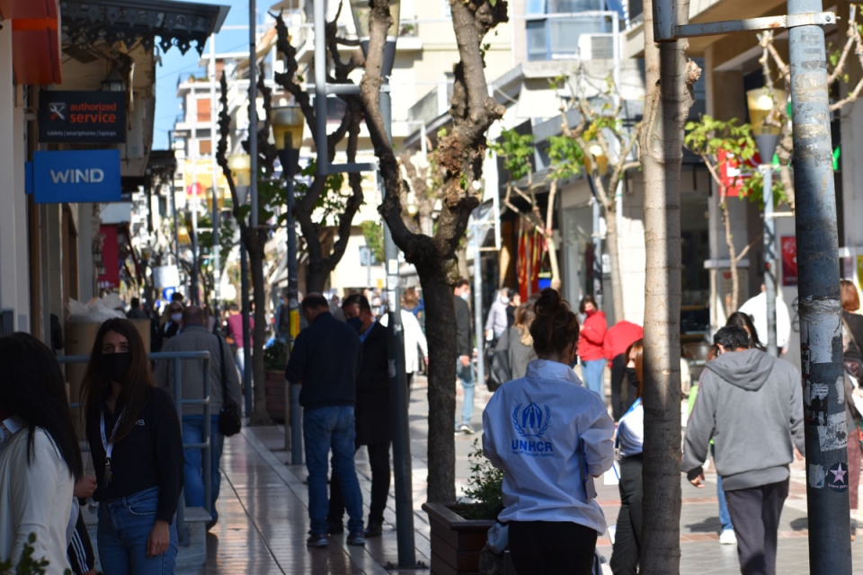 Κλιμακωτά και με μάσκες παντού το άνοιγμα των καταστημάτων