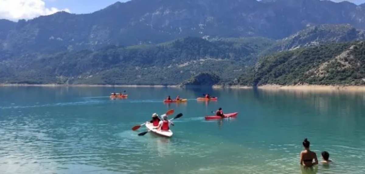 Πλοήγηση με καγιάκ και τοξοβολία στη λίμνη Κρεμαστών (video + φωτο)