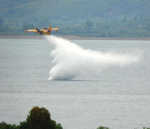 Πυροσβεστικά αεροπλάνα Καναντέρ έκαναν άσκηση στην Τριχωνίδα (φωτο)