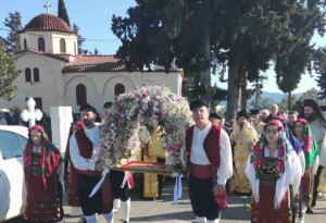 Το πένθος του Θείου Δράματος βιώθηκε στο Κοιμητήριο Αγρινίου – Η περιφορά του Επιταφίου