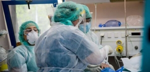 Κορονοϊός: Ξεκινά η επίταξη ιδιωτών γιατρών για να αντικατασταθούν τα κενά υγειονομικών που νοσούν