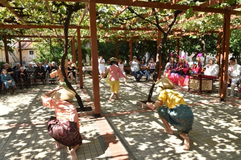 Αγρίνιο - Διεθνές φεστιβάλ παραδοσιακών χορών 2018 - Φωτο απο την επίσκεψη χορευτικών συγκροτημάτων στο Γηροκομείο