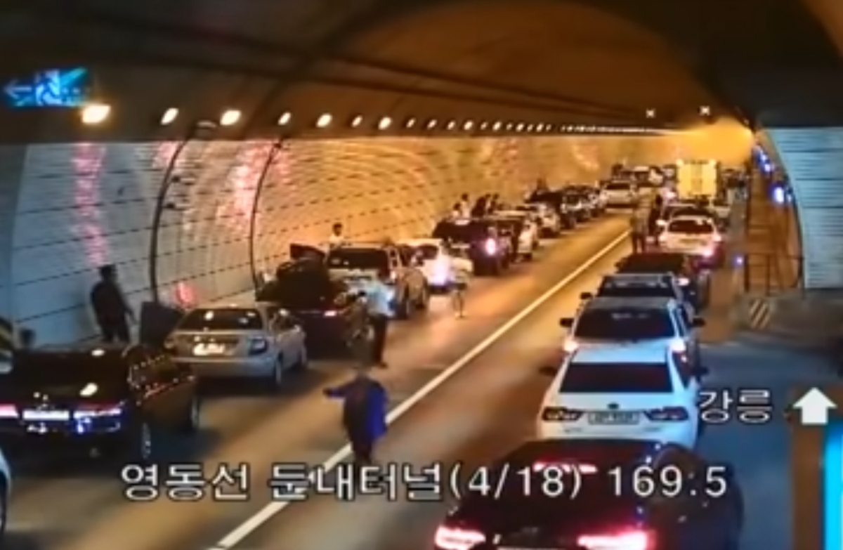 Βίντεο: Η εντυπωσιακή αντίδραση των οδηγών όταν συμβαίνει ατύχημα σε τούνελ στη Ν. Κορέα