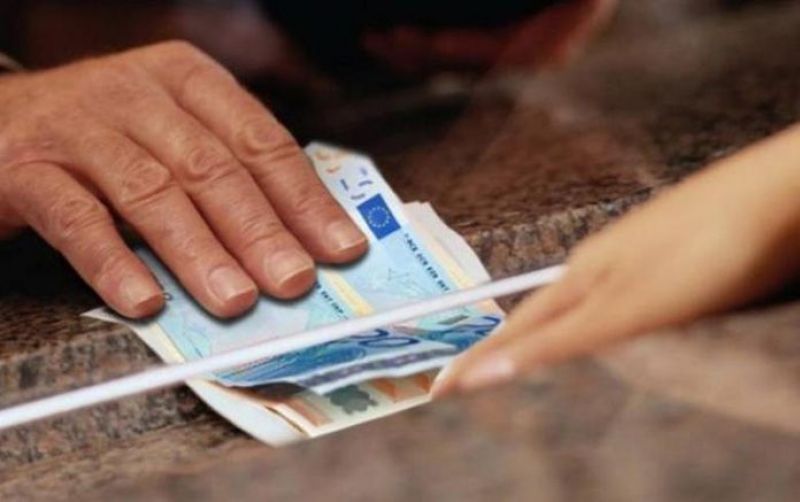 Επίδομα 800 ευρώ: Ποιους αφορά το τελευταίο κύμα πληρωμών – Δηλώσεις για τα 534 ευρώ