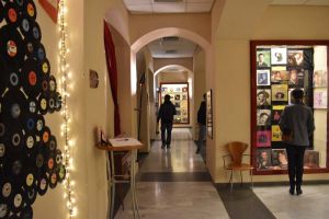 «Canvas» στο Αγρίνιο : μια έκθεση νοσταλγική με εξώφυλλα δίσκων βινυλίου