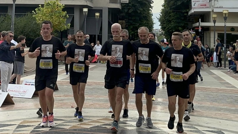 Αγρίνιο-Δεν ξέχασαν τον Τάκη Παπαθάναση: Έτρεξαν στον Ημιμαραθώνιο φορώντας μπλούζα με φωτογραφία του (φωτο)