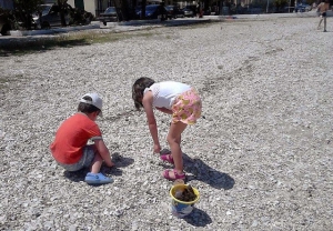 Μικροί εθελοντές καθαρίζουν την αχινοπαραλία της Βόνιτσας!