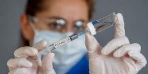 Το εμβόλιο «Takis» για τον κορωνοϊό μπαίνει σε πειραματική φάση – Πώς πήρε το ελληνικό όνομα