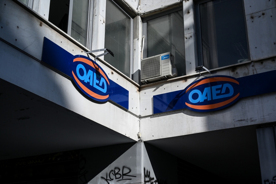 ΟΑΕΔ: «Καταιγίδα» αιτήσεων στο gov.gr για το έκτακτο επίδομα 400 ευρώ σε μακροχρόνια ανέργους