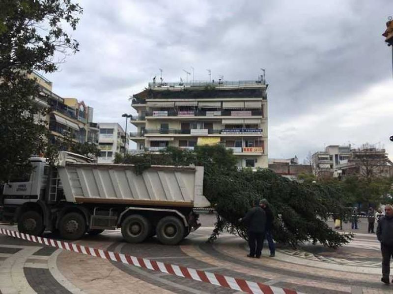 Ξεκίνησαν οι εργασίες τοποθέτησης του Χριστουγεννιάτικου δέντρου (ΦΩΤΟ)