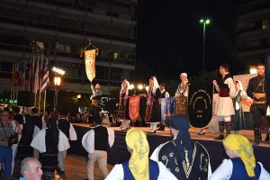Πλήθος κόσμου και παραδοσιακοί χοροί στο κέντρο του Αγρινίου (φωτο)