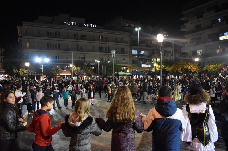 Πλημμύρισε από κόσμο η πλατεία Δημοκρατίας για το “Γαϊτανάκι” στο Αγρίνιο (φωτο)