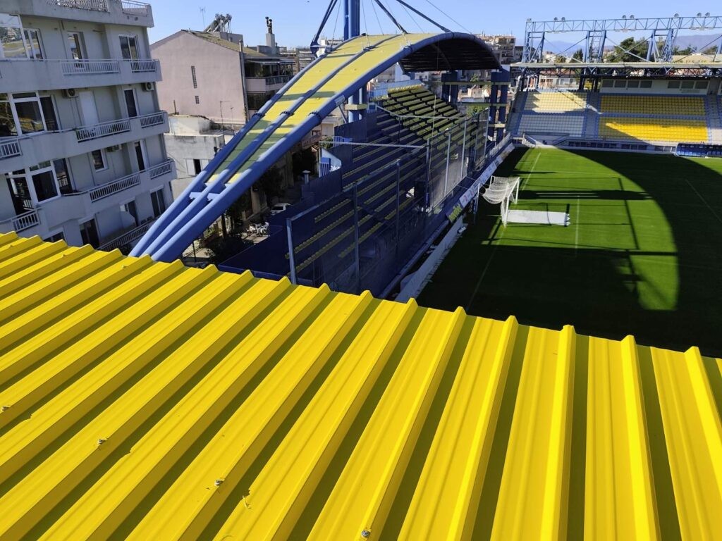 Γήπεδο Παναιτωλικού: Τοποθετούνται τα πάνελ στο στέγαστρο της μικρής κερκίδας