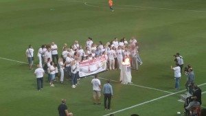 Η «Φλόγα της Αγάπης» στο Αγρίνιο: Το «μήνυμα» του εθελοντισμού εξέπεμψε μέσα από το γήπεδο του Παναιτωλικού