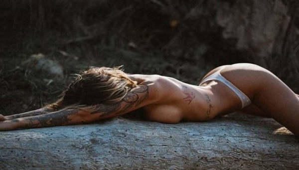 Tina Louise: Το υπέροχο κορίτσι με τα τατουάζ που αναστατώνει το Instagram [φωτο]