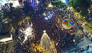 Πλήθος κόσμου στη συναυλία Μουζουράκη-εντυπωσιάζει το γιορτινό Αγρίνιο από ψηλά! (φωτο & video)