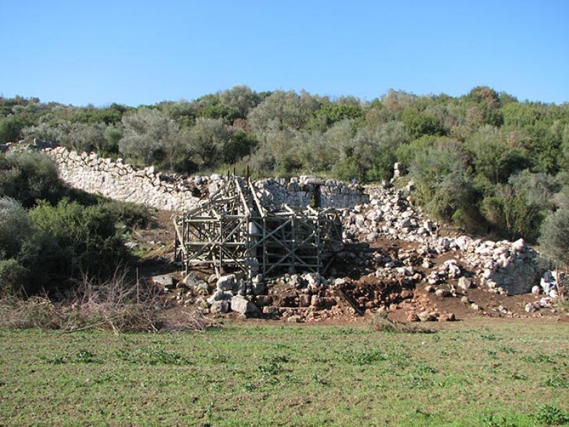 «Αυλόπορτα» Παλαιομάνινας: Ούτε 150.000 ευρώ αξίζει το επιβλητικότερο μνημείο της αρχαιότητας