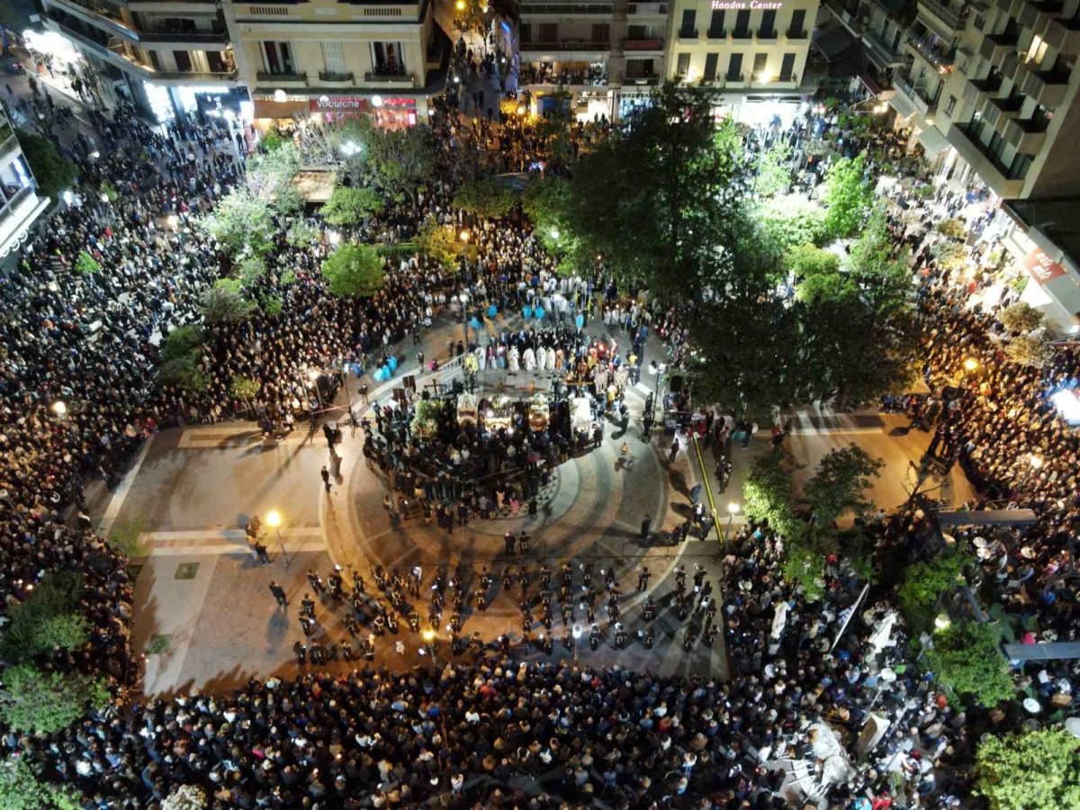 Κατάνυξη και κοσμοσυρροή στη συνάντηση των Επιταφίων στο Αγρίνιο (φωτό, βίντεο)