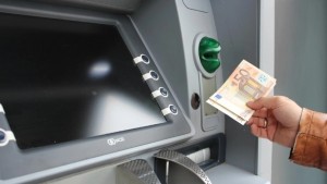 Νέα εποχή στις συναλλαγές στα ΑΤΜ από σήμερα: Δωρεάν οι αναλήψεις μετρητών