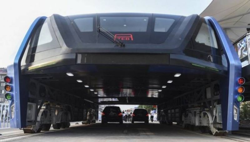 To «θαύμα» της τεχνολογίας στην Κίνα: Σε λειτουργία τα λεωφορεία που περνούν πάνω από αυτοκίνητα λύνοντας το κυκλοφοριακό (vid)