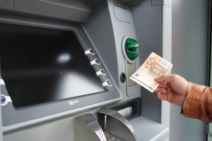 ATM: «Εγκαίνια» για τις μηδενικές τραπεζικές προμήθειες από αύριο
