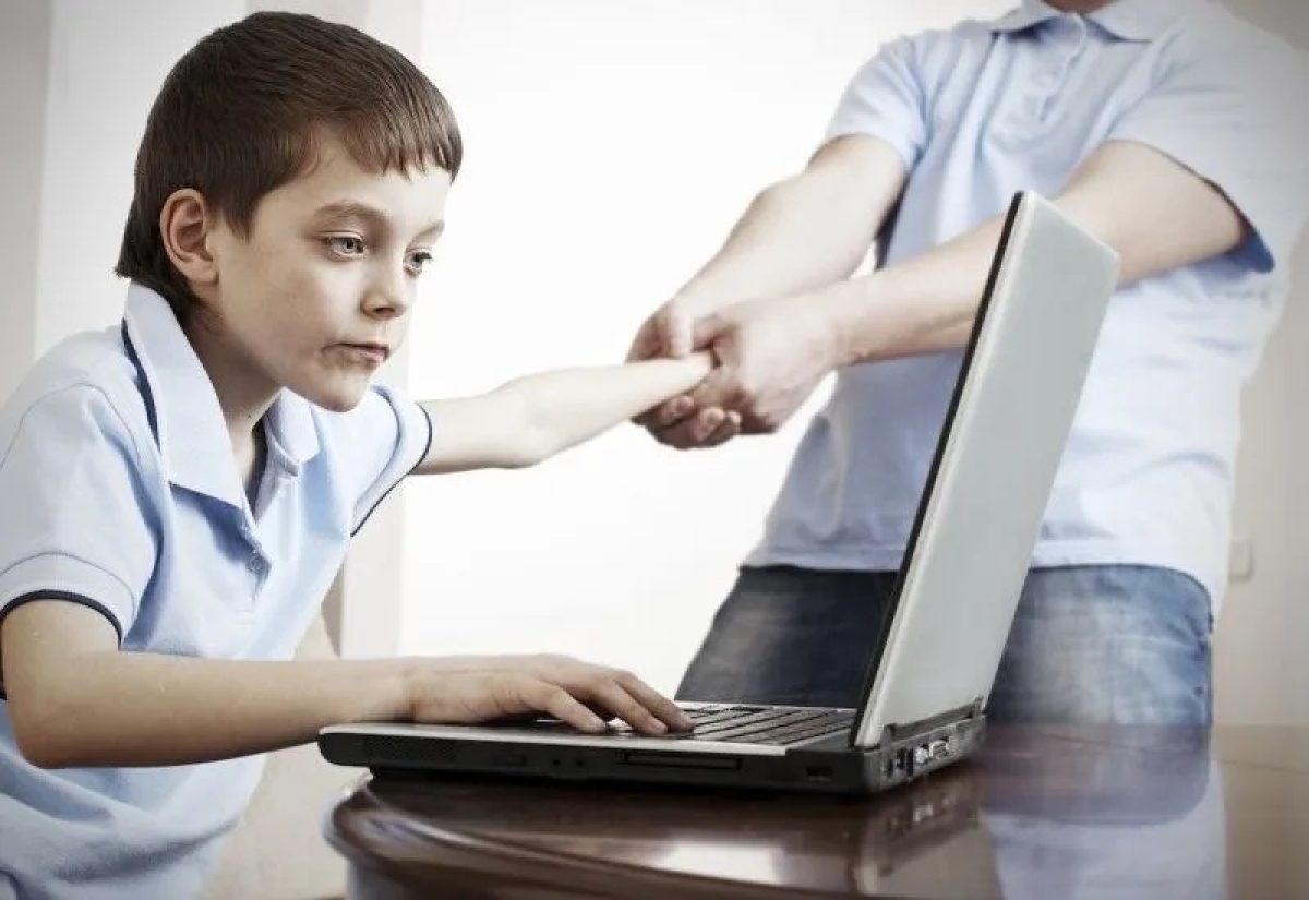 Aρνητικές επιπτώσεις διαδικτύου και ηλεκτρονικών μέσων επικοινωνίας στη ζωή των μαθητών - Η ευθύνη και το χρέος των γονέων