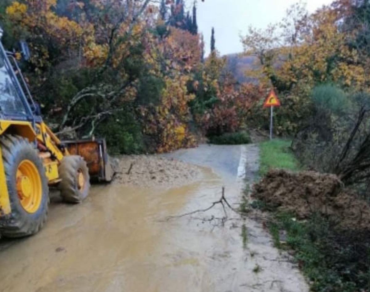 Αποκλεισμένη η Ανω Μακρυνού (φωτό)