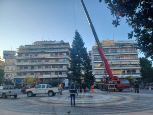 Νωρίτερα φέτος το χριστουγεννιάτικο δέντρο πήρε τη θέση του στην πλατεία του Αγρινίου.