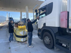 Οι αγρότες έπεσαν σε… αστυνομικά μπλόκα και λίγοι έφτασαν στη Γέφυρα- μετά την ένταση άνοιξαν τα διόδια και μοίρασαν προϊόντα (φωτό, βίντεο)